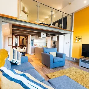 Lace Market With Three Bedrooms And Free Parking Apartment